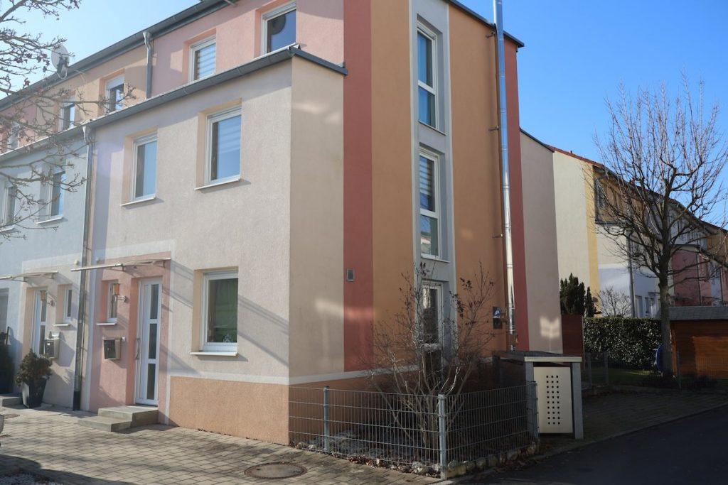 Außenansicht des modernen Reihenendhauses in der Heinrich-Böll-Straße in Zirndorf Pinderpark mit gepflegter Fassade.