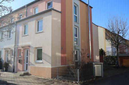 Außenansicht des modernen Reihenendhauses in der Heinrich-Böll-Straße in Zirndorf Pinderpark mit gepflegter Fassade.