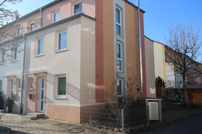 Außenansicht des modernen Reihenendhauses in der Heinrich-Böll-Straße in Zirndorf Pinderpark mit gepflegter Fassade.