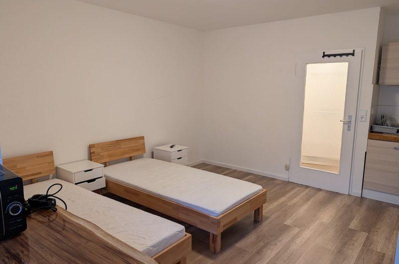 Der flexibel nutzbare Wohn- und Schlafbereich mit bereits vorhandener Möblierung.