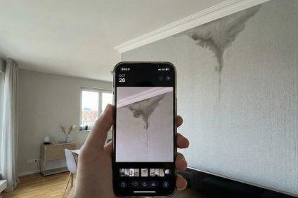 Wasserschaden an Einer Tapete in Einer Wohnung in Nürnberg, Der Mit Einem Smartphone Dokumentiert Wird.