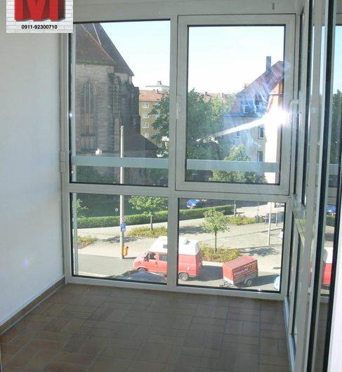 Heller Wintergarten mit Blick auf St. Peter und die Peterskirche in Nürnberg.