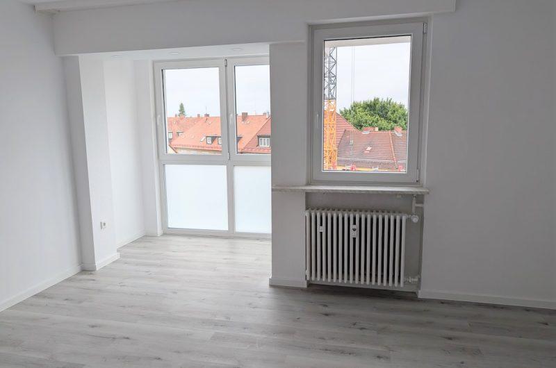 Heller Wohnbereich mit integriertem Wintergarten nach Sanierung 2025.