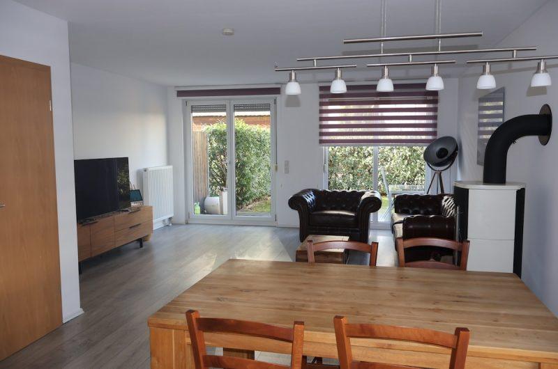 Großer, heller Wohn- und Essbereich mit Laminatboden und direktem Zugang zum Garten in Zirndorf.