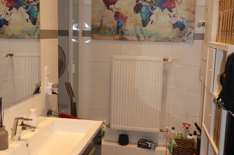 Modernes Badezimmer mit Dusche im Büro – ideal für Fahrradpendler in der Nürnberger City.