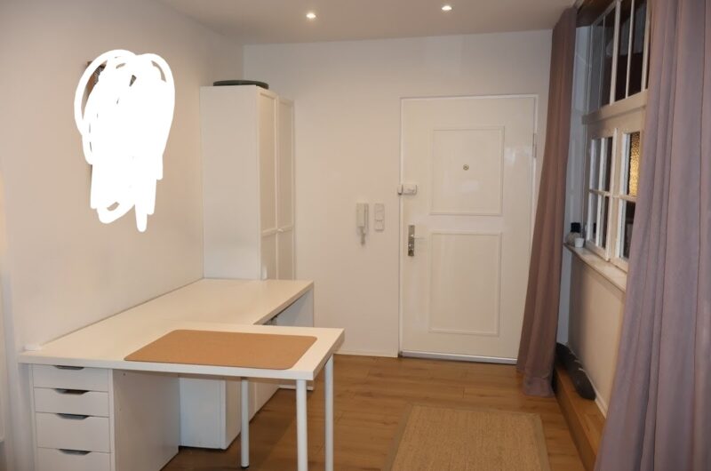 Gepflegter Eingangsbereich mit Garderobe und Blick in die hellen Büroräume im Zentrum von Nürnberg.