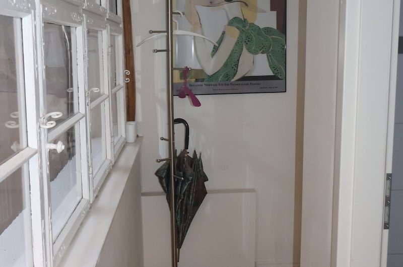 Heller Flur mit historischen Fensterelementen und Zugang zu den Sanitärräumen im Denkmal-Büro.