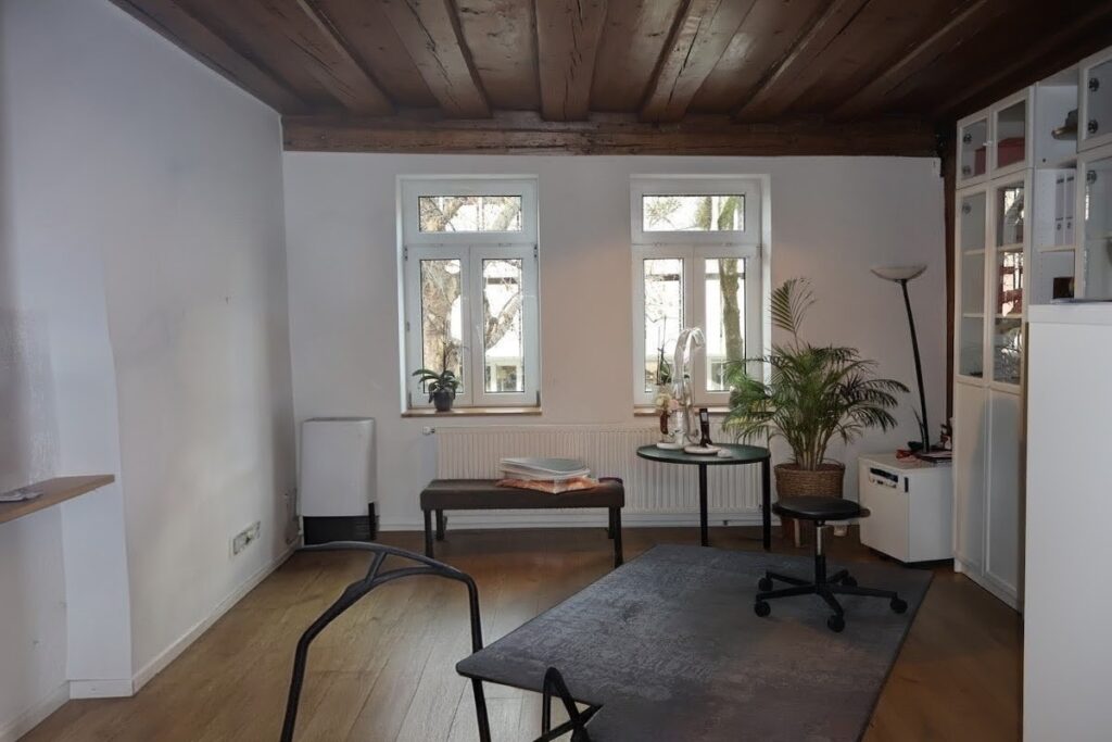 Repräsentatives Büro in Nürnberg Innenstadt Mit Historischer Holzbalkendecke Und Echtholzparkett – Maderer Immobilien.