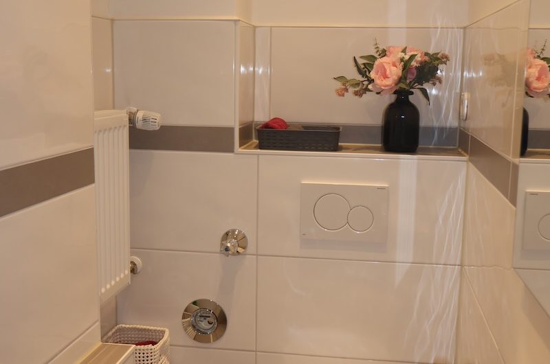 Modern gefliestes, separates Gäste-WC in der Gewerbeeinheit Augustinerstraße Nürnberg.