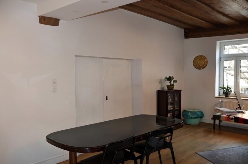 Helles Büro im 1. OG in der Augustinerstraße Nürnberg mit modernem Arbeitsplatz und Denkmalschutz-Charme.