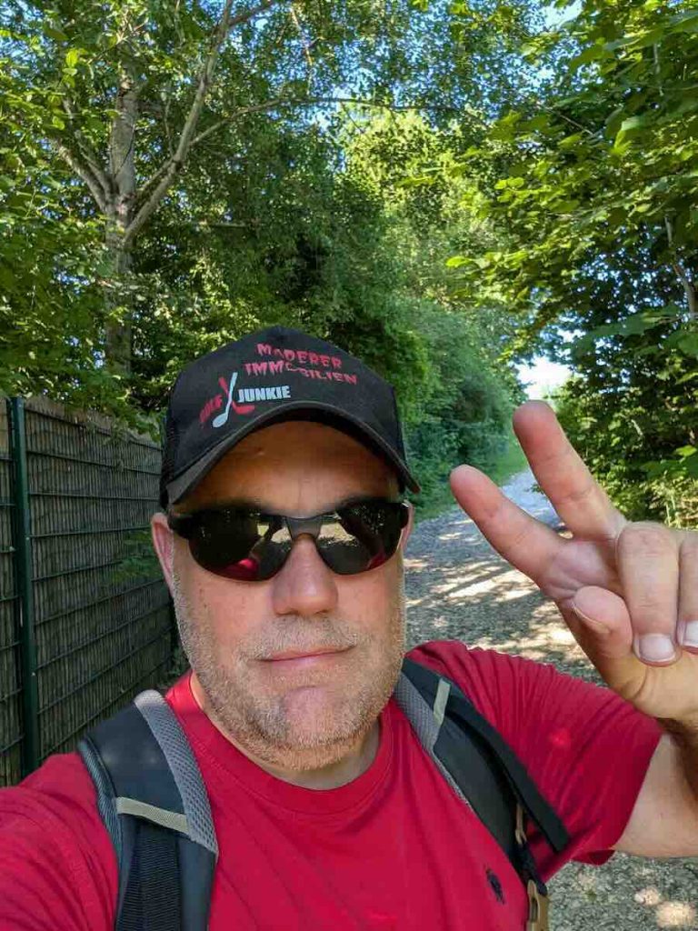 Immobilienmakler Jörg Maderer privat beim Wandern in der Natur.