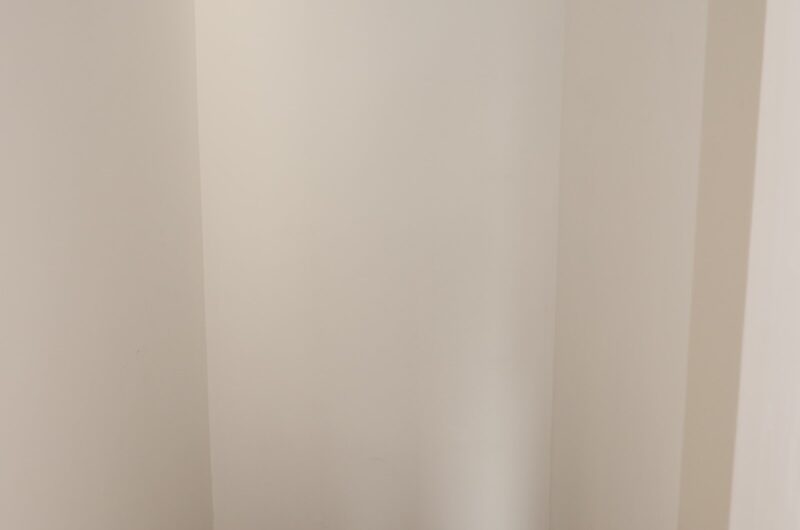 Praktische, frisch gestrichene Abstellkammer mit neuem Bodenbelag für zusätzlichen Stauraum.