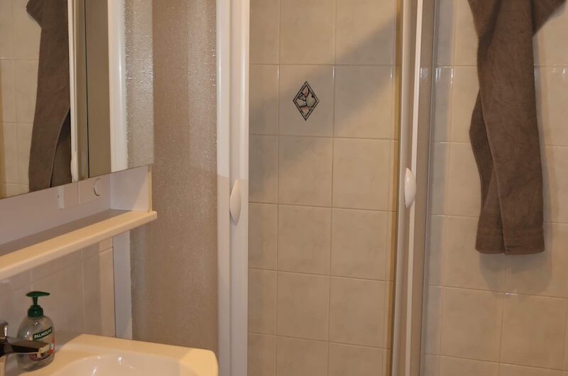 Gepflegtes Badezimmer mit Dusche und hellen Fliesen