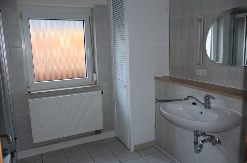 Detailansicht des Waschbeckens im Tageslichtbad der Wohnung.