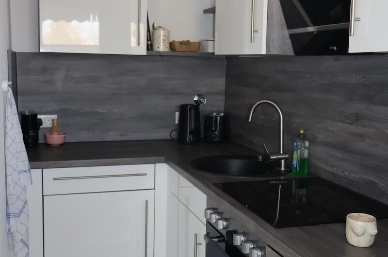 Moderne Einbauküche mit Elektrogeräten in der Mietwohnung