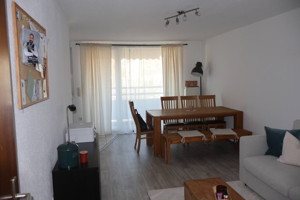 Helles Wohnzimmer Mit Laminatboden Und Zugang Zum Balkon