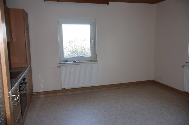 Großer Küchenraum mit Fenster und Platz für einen Esstisch.