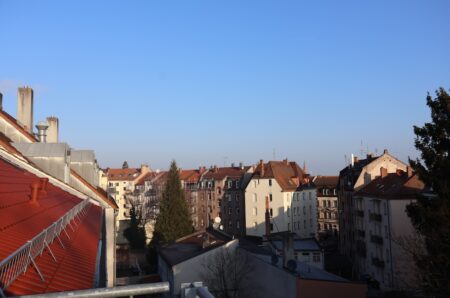 Panoramablick über die roten Dächer von Nürnberg-Süd von der Dachterrasse aus.