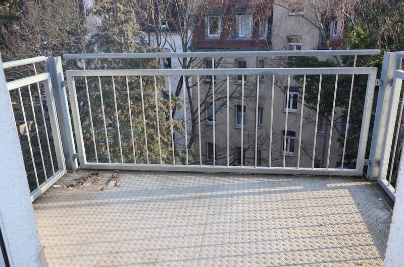 Großzügige Dachterrasse mit robustem Metallboden und sicherem Geländer.