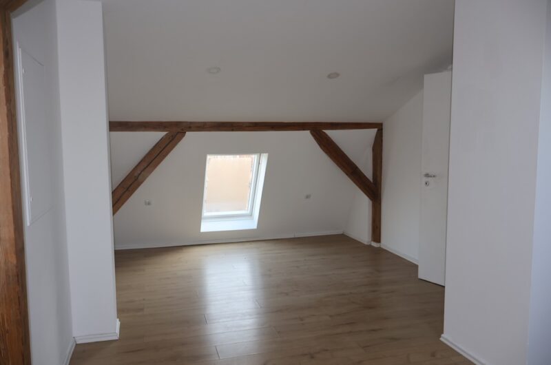 Helles Zimmer im Dachgeschoss mit Velux-Dachfenster und viel Stellfläche.