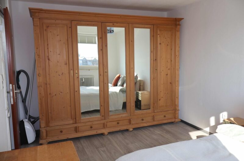 Geräumiges Schlafzimmer mit Laminatboden