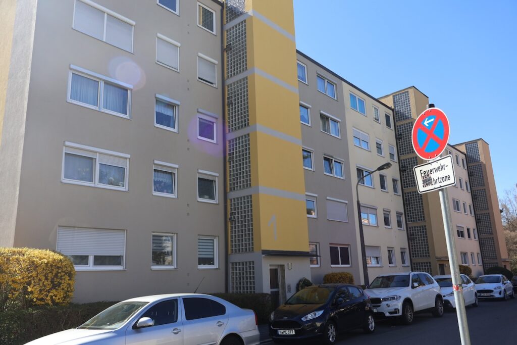 Gepflegte Außenansicht Des Hauses Mit Aufzug in Nürnberg