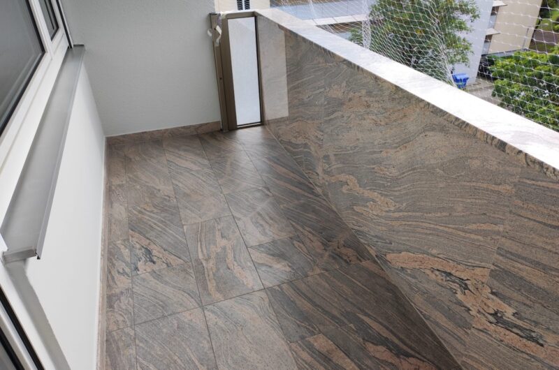 Sonniger Balkon mit Naturstein-Granitfliesen im 4. OG Nürnberg