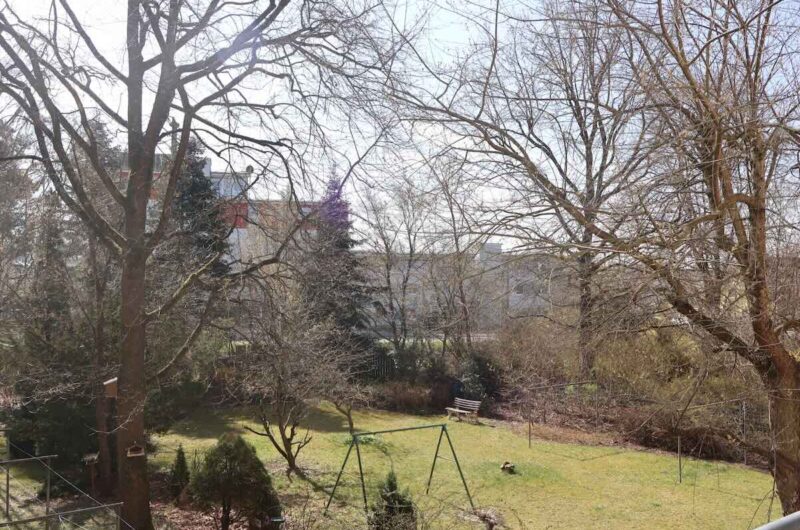 Schöne Aussicht vom Balkon in die gepflegten Grünanlagen.