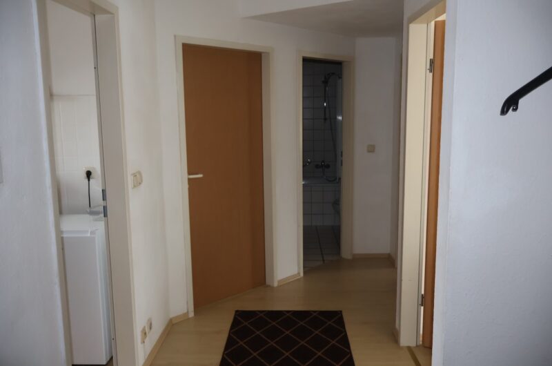 Heller Flur mit modernem Laminatboden und Blick in die Zimmer der 3-Zimmer-Wohnung.