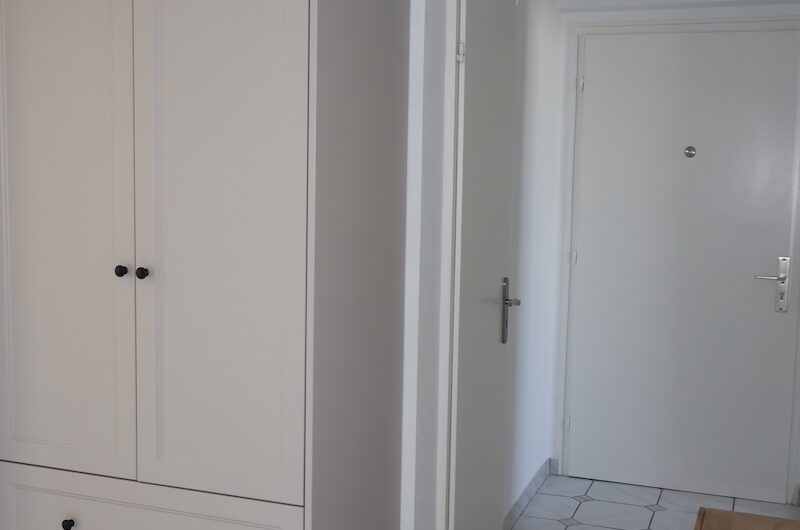 Diele mit maßgefertigten Einbauschränken für maximalen Stauraum