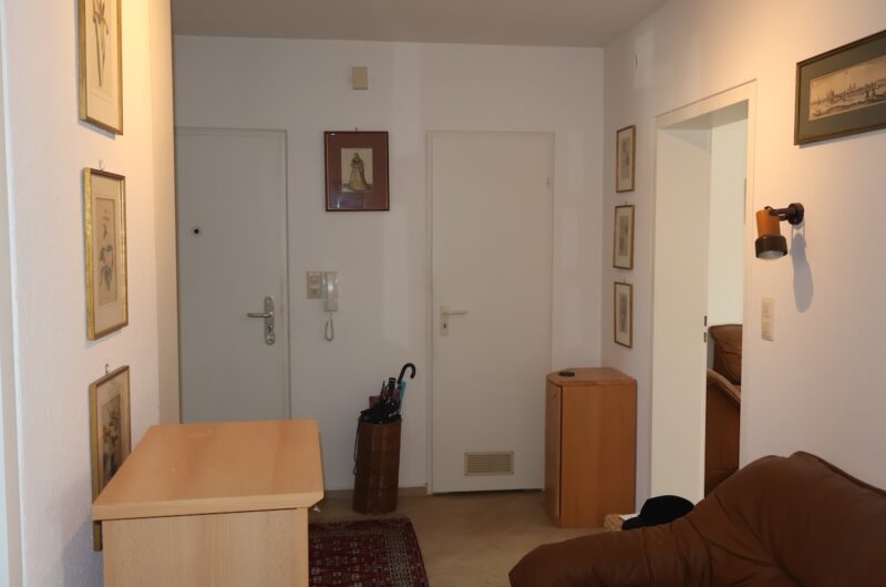 Eingangsbereich mit praktischem Einbauschrank für mehr Ordnung.