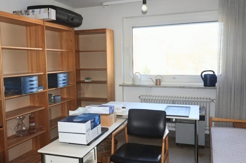 Drittes Zimmer, ideal nutzbar als Büro oder Kinderzimmer.