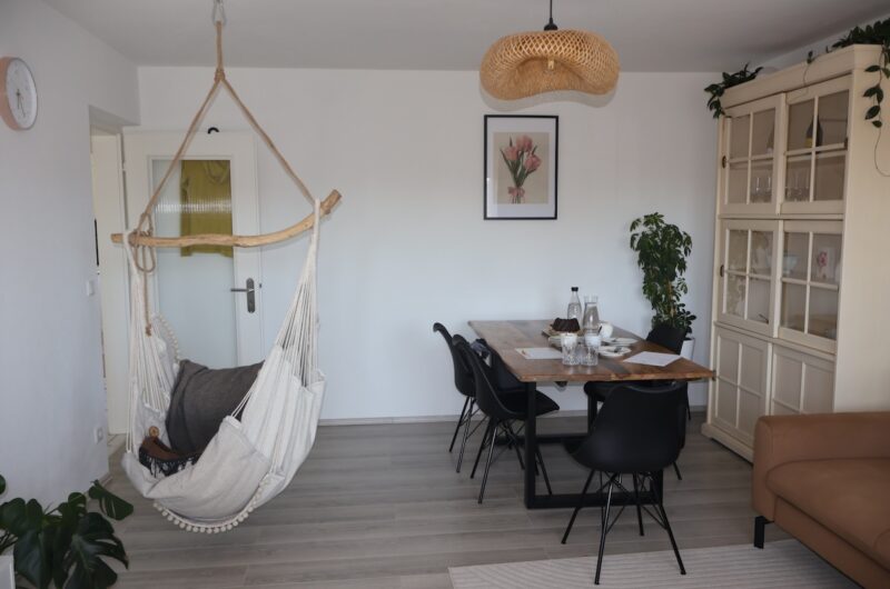 Helles Wohnzimmer mit Zugang zum Süd-West Balkon und Außenrollos