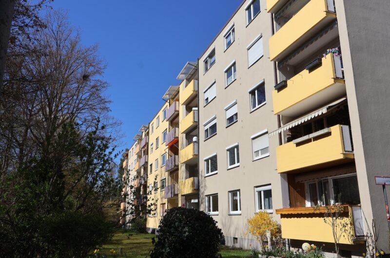 Gepflegte Rückansicht Des Hauses Mit Balkonen in Nürnberg