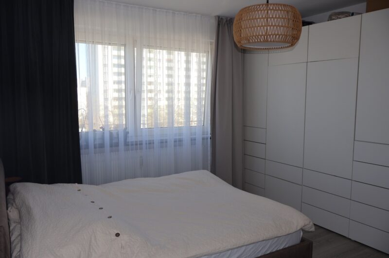 Helles Schlafzimmer mit modernen Kunststofffenstern und Rollos