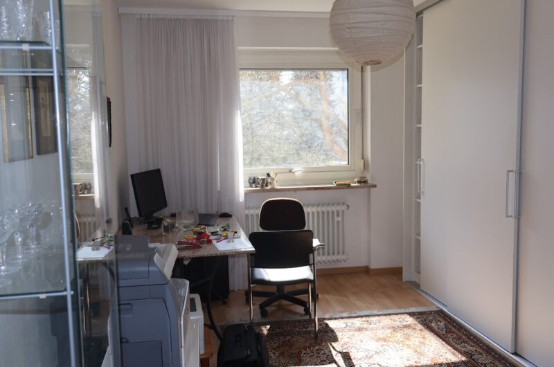 Helles Schlafzimmer mit ausreichend Platz für einen großen Kleiderschrank.