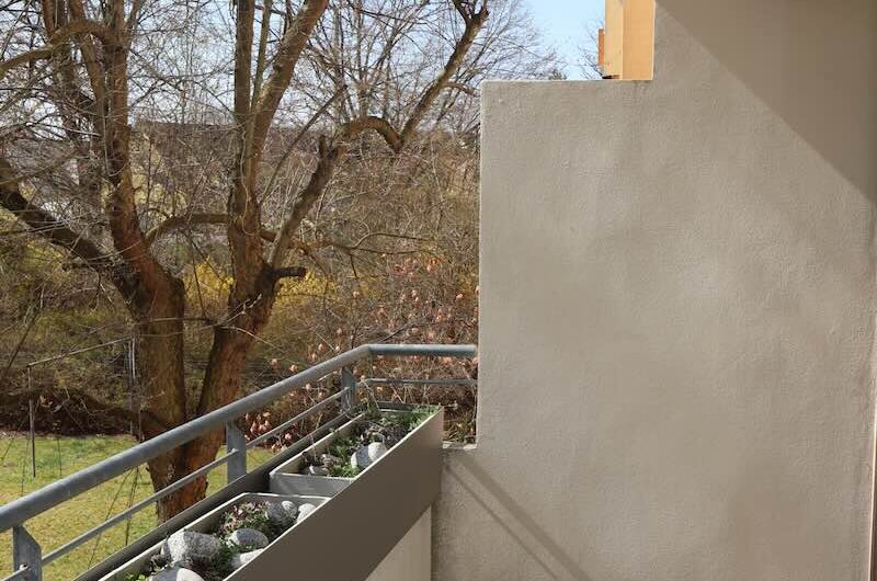 Großer Südbalkon mit Platz für Sitzgelegenheiten und Pflanzen.