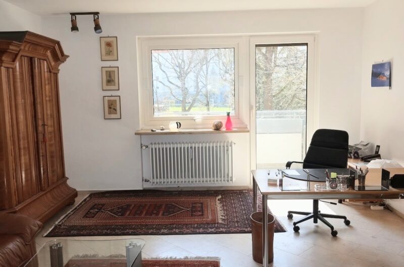 Helles Wohnzimmer mit Zugang zum sonnigen Südbalkon.