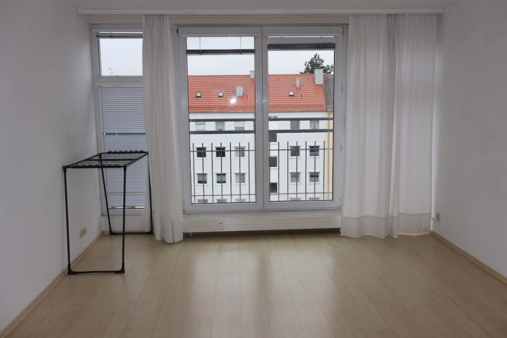 Lichtdurchflutetes Wohnzimmer Mit Bodentiefen Fenstern Und Französischem Balkon.