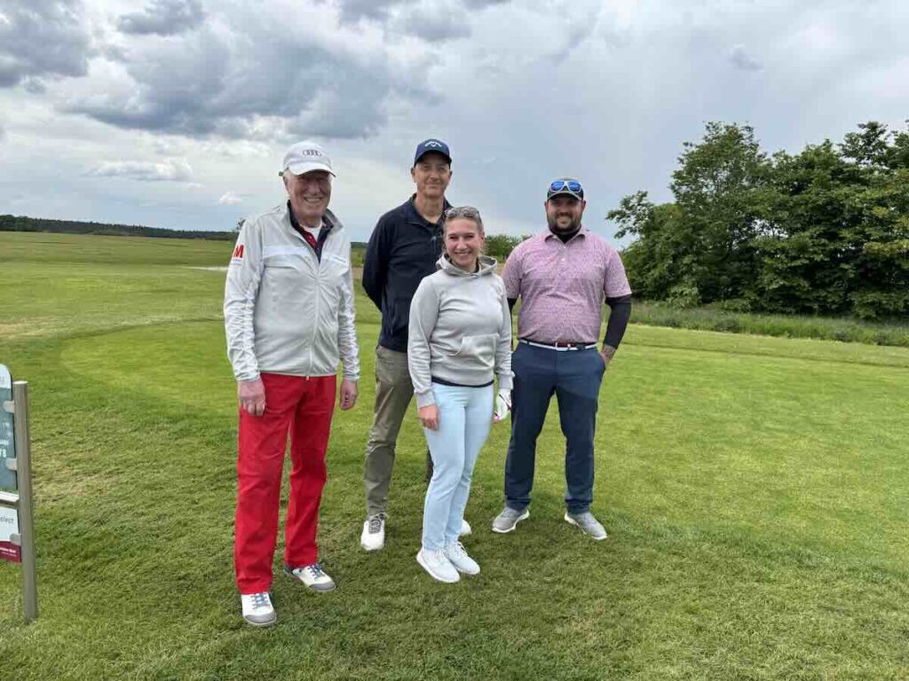 Maderer-immobilien-montagsturnier-flight-stimmung-abschlag | Maderer Immobilien Entspannte Stimmung Und Bestes Golfwetter Beim Flight Vor Dem Abschlag Auf Der Golfrange Nürnberg.