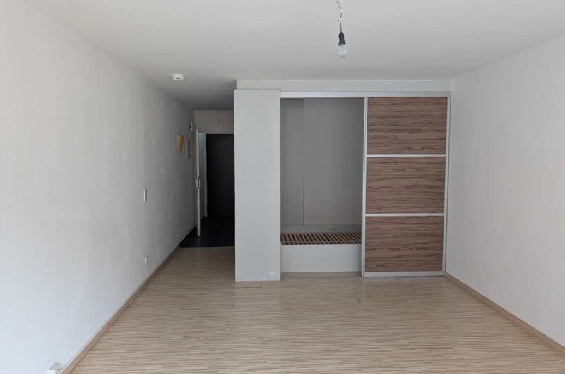 Cleveres Raumkonzept von Maderer Immobilien: Maßgefertigter Einbauschrank mit integriertem Schlafbereich und Schiebetüren am Albrecht-Dürer-Platz in Nürnberg.