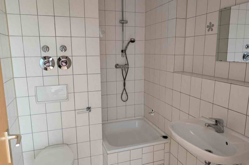 Raumhoch gefliestes Badezimmer mit Dusche in einer Nürnberger Eigentumswohnung.