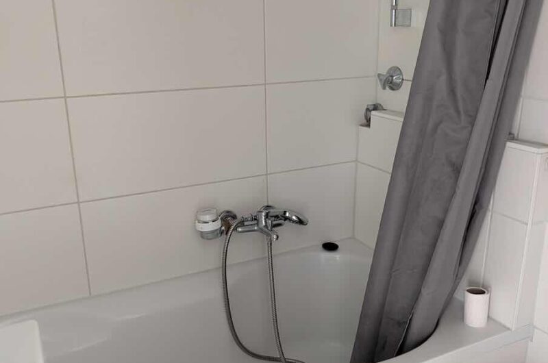 Helles Badezimmer mit Badewanne Nürnberg Maxfeld