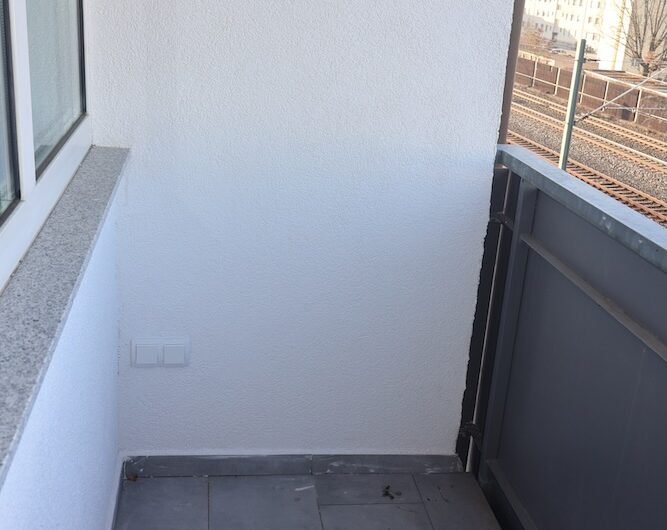 Neu gefliester Balkon mit praktischen Außensteckdosen für das Outdoor-Office.