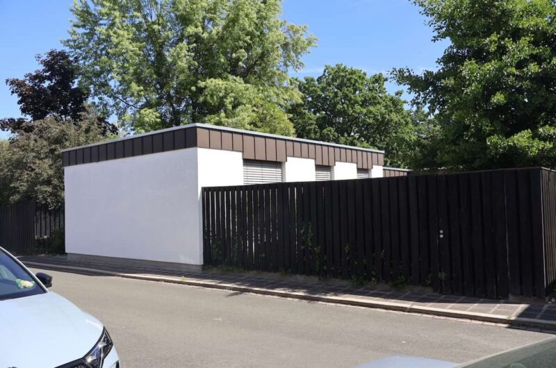 Moderner Bungalow mit Flachdach und Sichtschutz in ruhiger Lage von Nürnberg Langwasser.