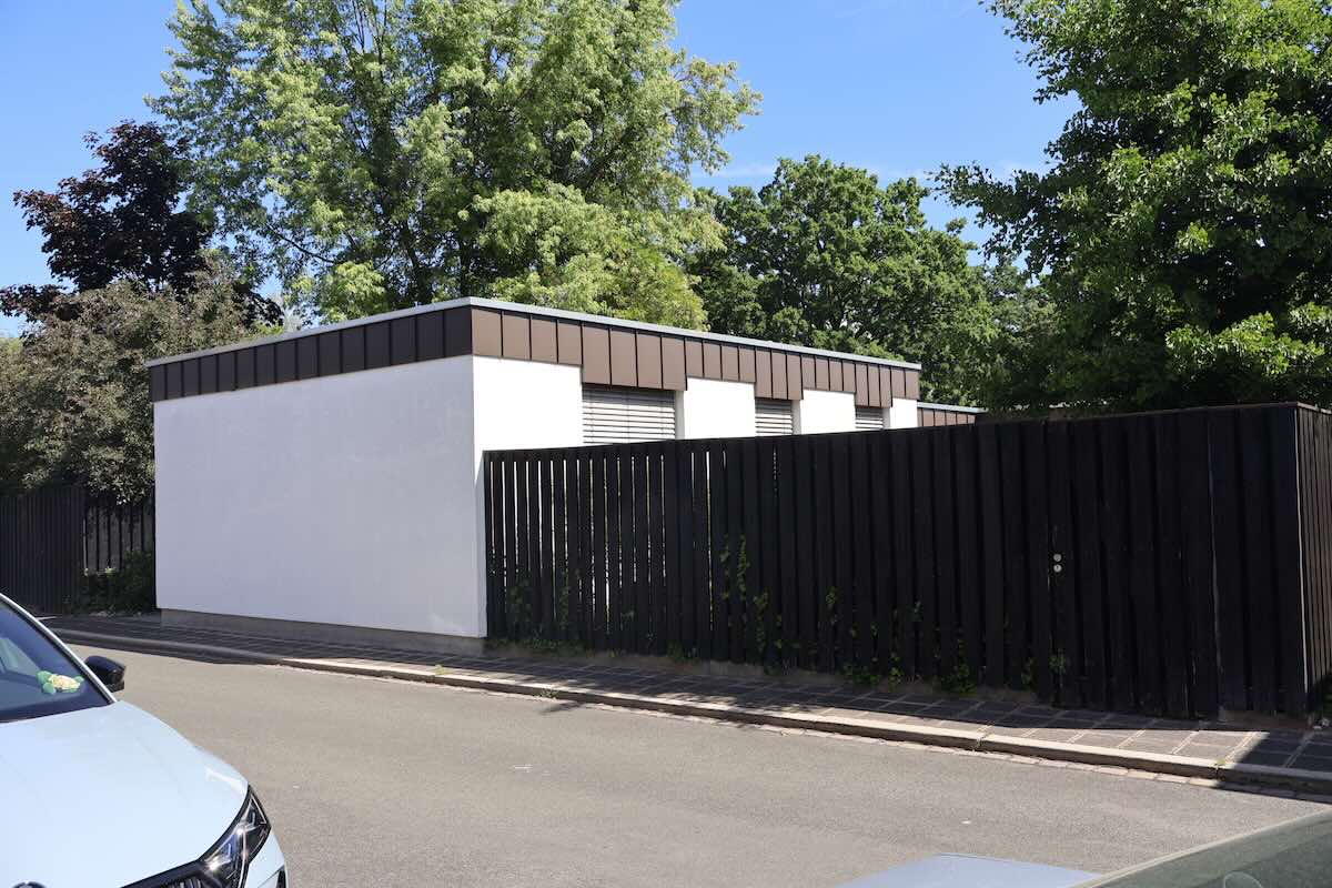 Moderner Bungalow Mit Flachdach Und Sichtschutz in Ruhiger Lage Von Nürnberg Langwasser.