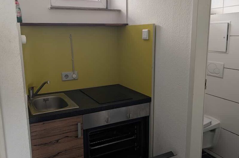 Kompakte und vollwertige Einbauküche mit Ceranfeld, Backofen und Fenster in einer hellen 40qm Mietwohnung in der Nürnberger Altstadt.