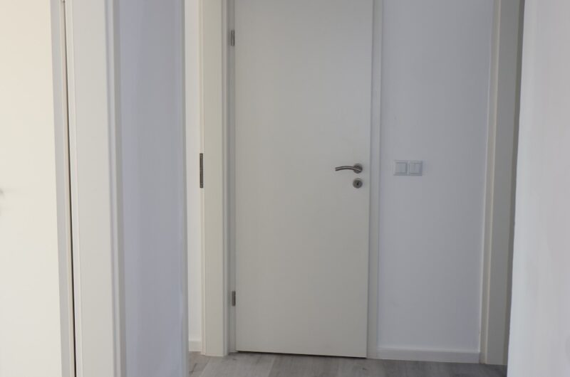 Moderner Flur mit neuer, schallisolierter Wohnungseingangstür in Nürnberg.