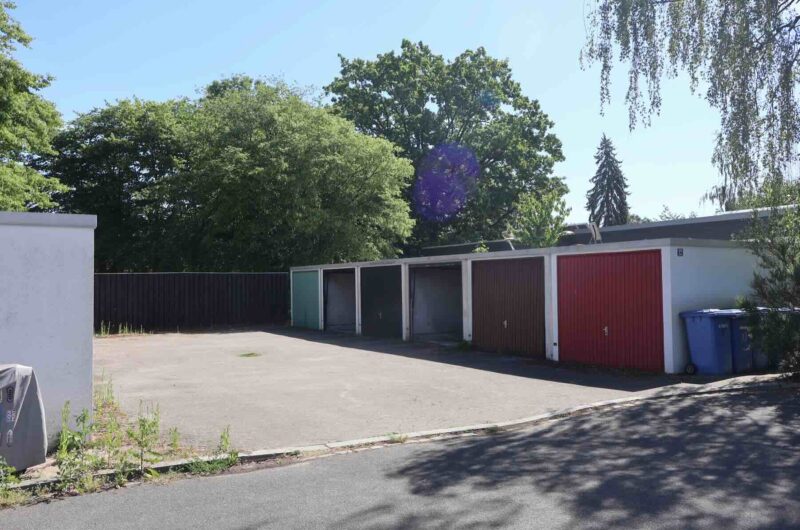 Zugehöriger Garagenhof zum Bungalow in Nürnberg-Langwasser mit idealen Voraussetzungen für eine E-Auto Wallbox und Fahrrad-Stellplätze.