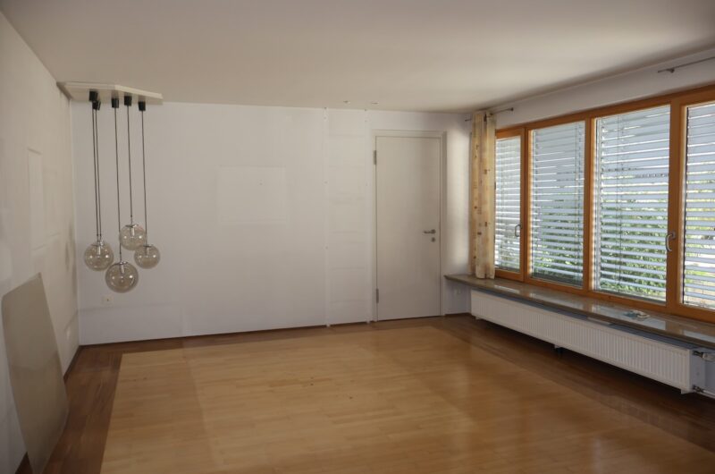 Großzügiges, helles Wohnzimmer mit breiter Fensterfront und hochwertigem Bodenbelag in Nürnberg-Langwasser.